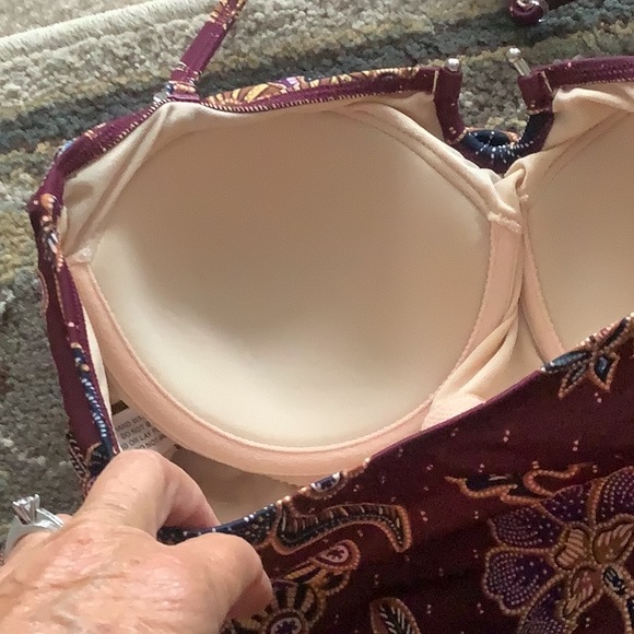 Newport news tankini top wine color with flowers. This has underwires si… - Picture 8 of 9